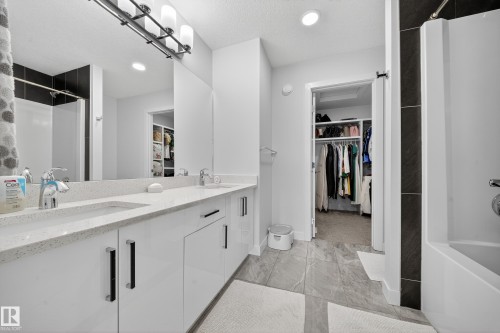 3752 Weidle Crescent, Edmonton, AB - Indoor Photo Showing Bathroom