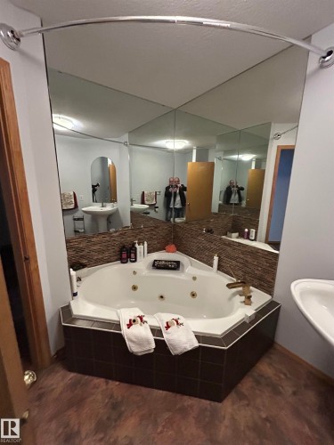 15411 67A Street, Edmonton, AB - Indoor Photo Showing Bathroom