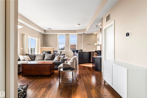 403 8223 99 Street, Edmonton, AB - Indoor Photo Showing Living Room