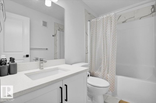 9537 Carson Bend Bend, Edmonton, AB - Indoor Photo Showing Bathroom