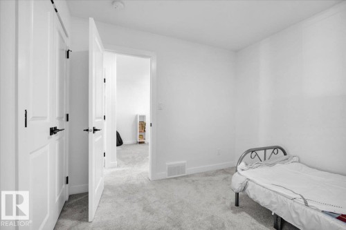 9537 Carson Bend Bend, Edmonton, AB - Indoor Photo Showing Bedroom