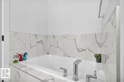 9537 Carson Bend Bend, Edmonton, AB - Indoor Photo Showing Bathroom