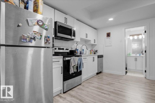 9537 Carson Bend Bend, Edmonton, AB - Indoor Photo Showing Kitchen