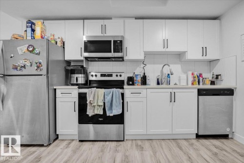 9537 Carson Bend Bend, Edmonton, AB - Indoor Photo Showing Kitchen