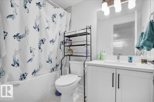 9537 Carson Bend Bend, Edmonton, AB - Indoor Photo Showing Bathroom