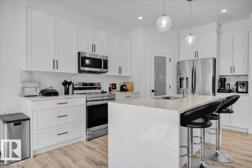 9537 Carson Bend Bend, Edmonton, AB - Indoor Photo Showing Kitchen With Upgraded Kitchen
