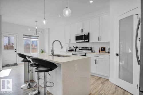9537 Carson Bend Bend, Edmonton, AB - Indoor Photo Showing Kitchen With Upgraded Kitchen