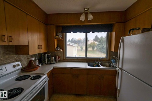 5013 44 Avenue, Smoky Lake Town, AB - Indoor Photo Showing Kitchen With Double Sink