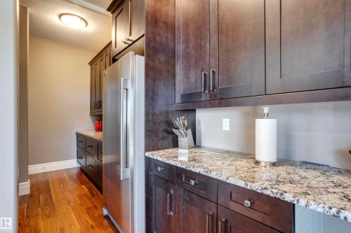 2807 Wheaton Drive, Edmonton, AB - Indoor Photo Showing Kitchen With Upgraded Kitchen