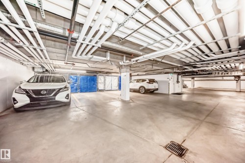 421 524 Griesbach Parade, Edmonton, AB - Indoor Photo Showing Garage