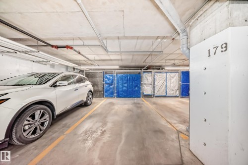 421 524 Griesbach Parade, Edmonton, AB - Indoor Photo Showing Garage