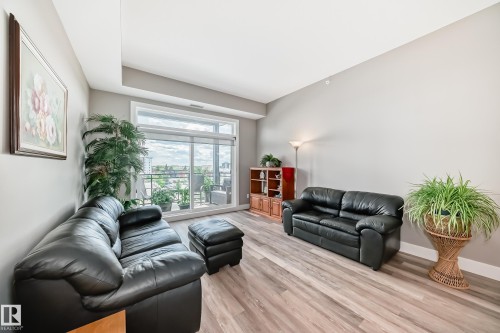 421 524 Griesbach Parade, Edmonton, AB - Indoor Photo Showing Living Room