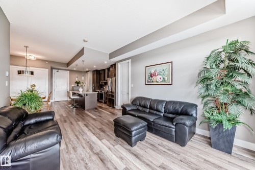 421 524 Griesbach Parade, Edmonton, AB - Indoor Photo Showing Living Room
