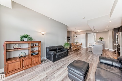 421 524 Griesbach Parade, Edmonton, AB - Indoor Photo Showing Living Room