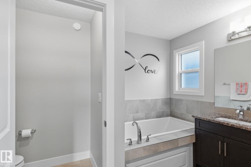 1066 Allendale Crescent, Sherwood Park, AB - Indoor Photo Showing Bathroom