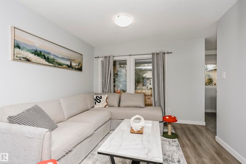 56 2020 105 Street, Edmonton, AB - Indoor Photo Showing Living Room