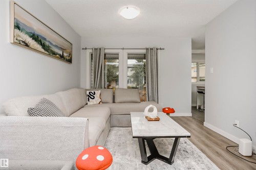 56 2020 105 Street, Edmonton, AB - Indoor Photo Showing Living Room