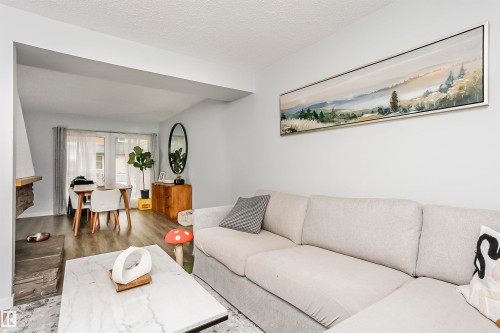 56 2020 105 Street, Edmonton, AB - Indoor Photo Showing Living Room