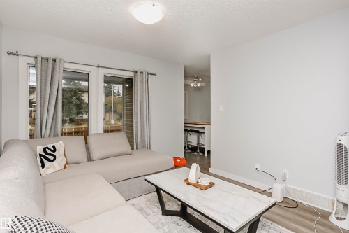 56 2020 105 Street, Edmonton, AB - Indoor Photo Showing Living Room