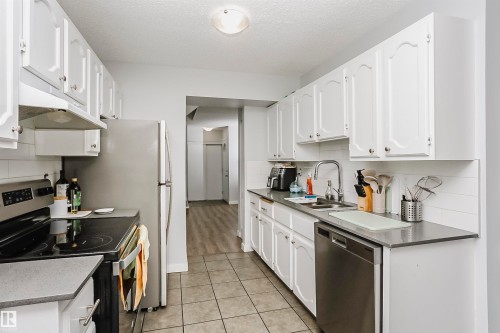 56 2020 105 Street, Edmonton, AB - Indoor Photo Showing Kitchen With Double Sink