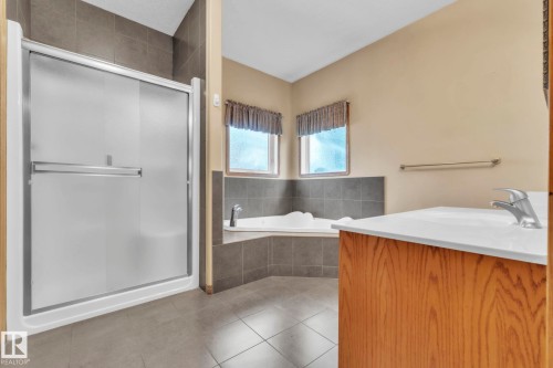 1217 Summerside Drive, Edmonton, AB - Indoor Photo Showing Bathroom