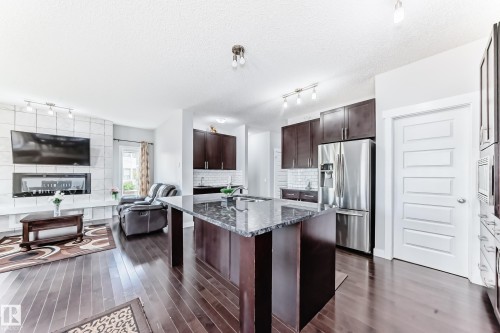 1452 30 Street, Edmonton, AB - Indoor Photo Showing Kitchen With Upgraded Kitchen