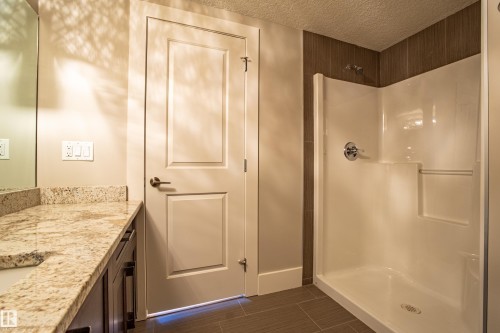 10842 175A Avenue, Edmonton, AB - Indoor Photo Showing Bathroom