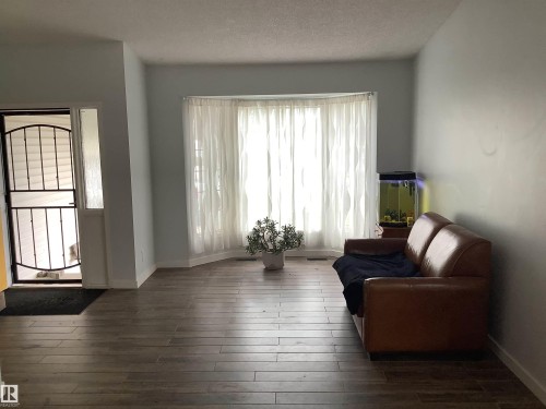 15704 61 Street, Edmonton, AB - Indoor Photo Showing Living Room
