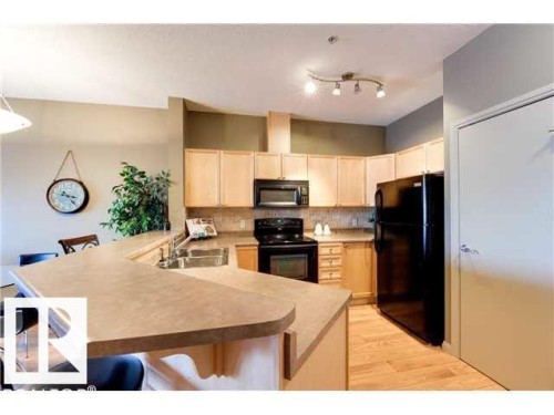 112 4312 139 Avenue, Edmonton, AB - Indoor Photo Showing Kitchen With Double Sink