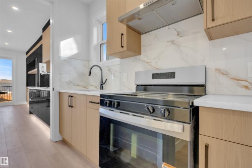 417 Pine Point(E), Leduc, AB - Indoor Photo Showing Kitchen
