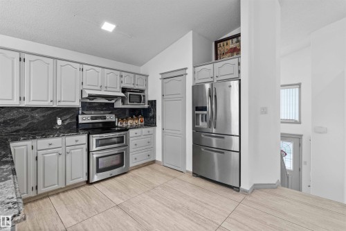 8712 160A Avenue, Edmonton, AB - Indoor Photo Showing Kitchen