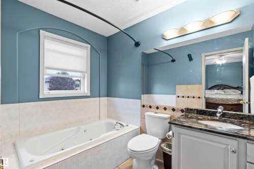 8712 160A Avenue, Edmonton, AB - Indoor Photo Showing Bathroom
