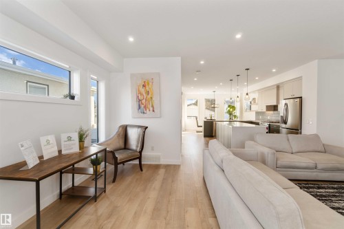 7505 Rowland Road, Edmonton, AB - Indoor Photo Showing Living Room