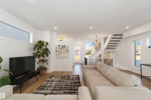 7505 Rowland Road, Edmonton, AB - Indoor Photo Showing Living Room