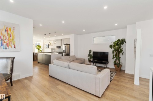 7505 Rowland Road, Edmonton, AB - Indoor Photo Showing Living Room