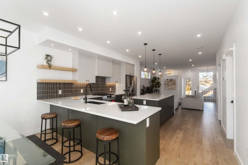 7505 Rowland Road, Edmonton, AB - Indoor Photo Showing Kitchen With Upgraded Kitchen