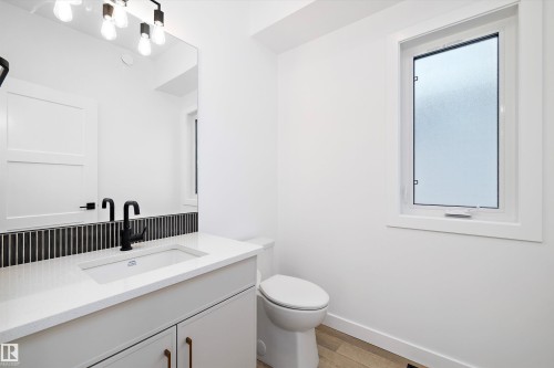 7505 Rowland Road, Edmonton, AB - Indoor Photo Showing Bathroom
