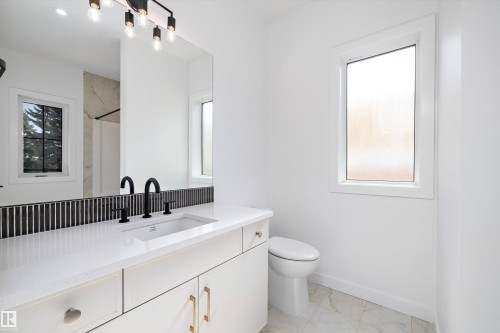 7505 Rowland Road, Edmonton, AB - Indoor Photo Showing Bathroom