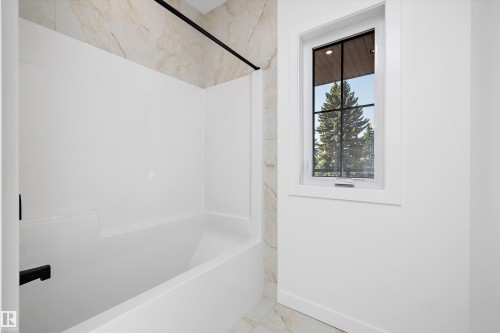 7505 Rowland Road, Edmonton, AB - Indoor Photo Showing Bathroom