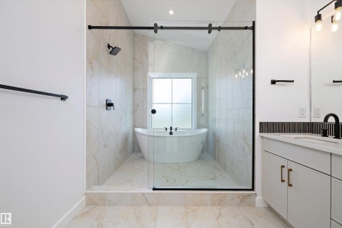 7505 Rowland Road, Edmonton, AB - Indoor Photo Showing Bathroom