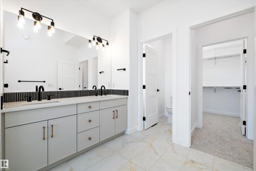 7505 Rowland Road, Edmonton, AB - Indoor Photo Showing Bathroom