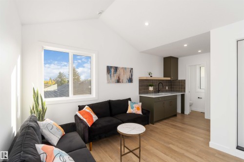 7505 Rowland Road, Edmonton, AB - Indoor