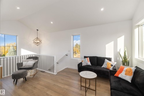 7505 Rowland Road, Edmonton, AB - Indoor Photo Showing Living Room