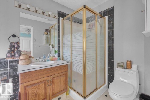 6107 159 Avenue, Edmonton, AB - Indoor Photo Showing Bathroom