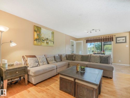 37 52249 Range Road 233, Rural Strathcona County, AB - Indoor Photo Showing Living Room