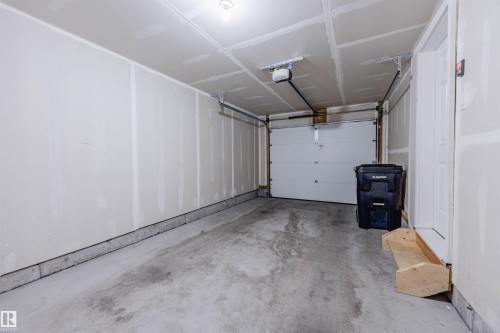 1745 Plum Crescent, Edmonton, AB - Indoor Photo Showing Garage