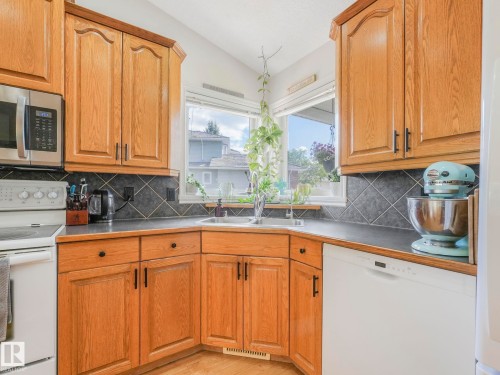 138 Pipestone Manor, Millet, AB - Indoor Photo Showing Kitchen With Double Sink
