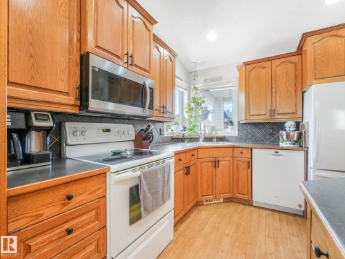 138 Pipestone Manor, Millet, AB - Indoor Photo Showing Kitchen
