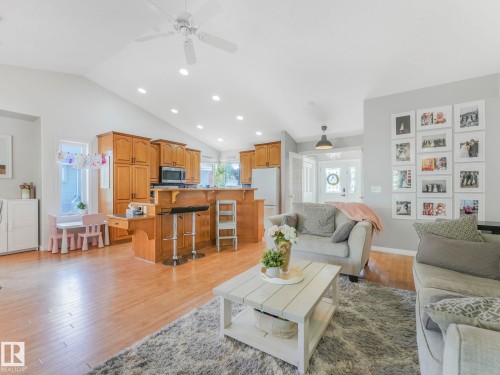 138 Pipestone Manor, Millet, AB - Indoor Photo Showing Living Room