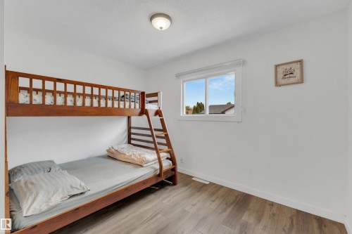 3602 50 Ave, Sylvan Lake, AB - Indoor Photo Showing Bedroom